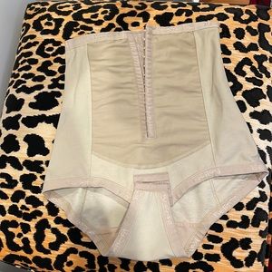 Bellefit postpartum waist trainer/corset/shaping girdle size medium